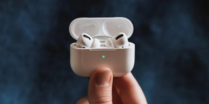 В Сети появились изображения AirPods Pro 2 и подробности о новых функциях.